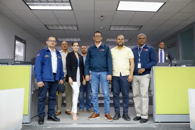Alcalde de Jarabacoa visita las instalaciones del Sistema 9-1-1 en Santiago