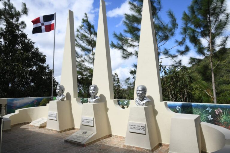 Presidente Abinader inaugura dos carreteras y 110 apartamentos en Santiago y Moca por más de 2,530 millones de pesos