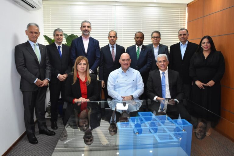 Ministro de Economía sostiene encuentro con directivos de ASIEX