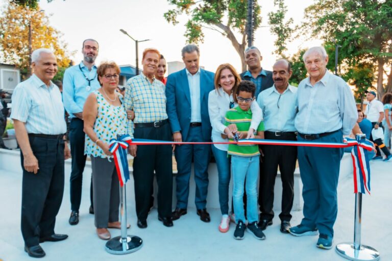 Alcaldesa Carolina Mejía inaugura nuevo parque en sector Las Villas