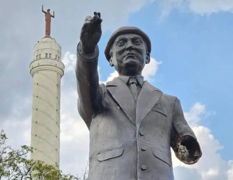 Signos de deterioro monumento Santiago