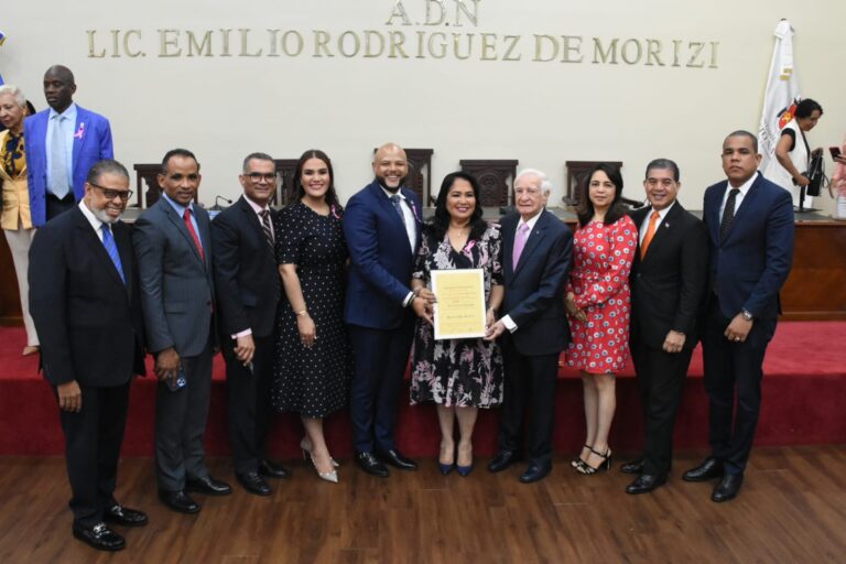 Regidores ADN galardonan a 33 heroínas de la cotidianidad por sus aportes