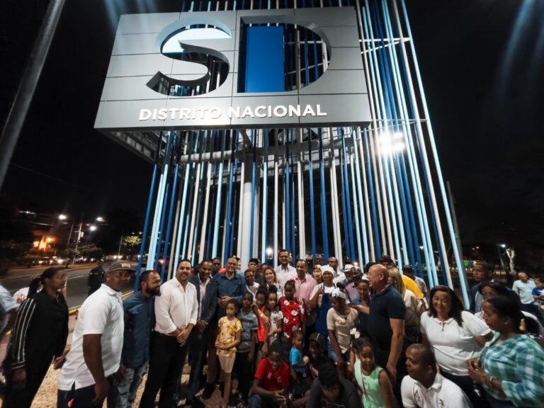 Carolina Mejía realiza encendido de entrada a la ciudad en Villa Francisca