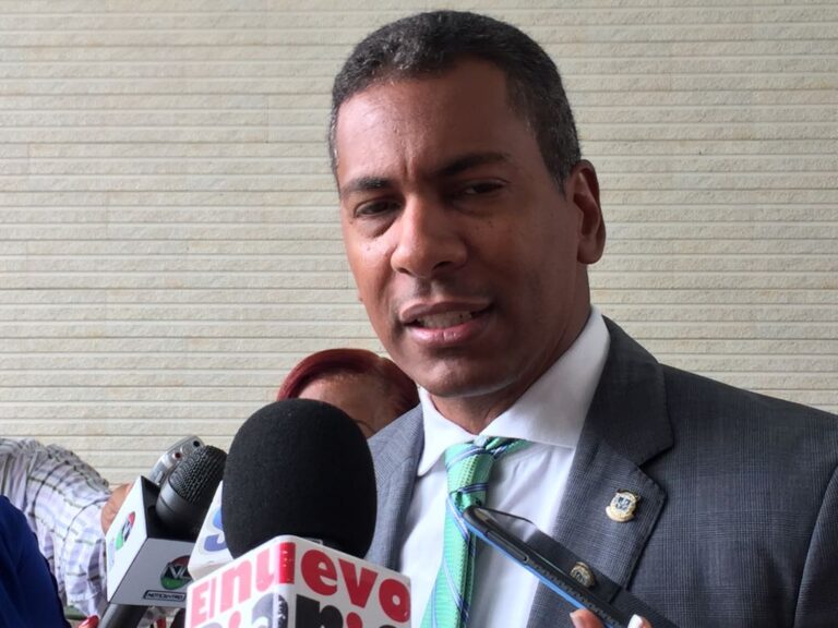 Demóstenes Martínez exige a gobernadora de Santiago aclarar repartición de solares y sustracción de bonos