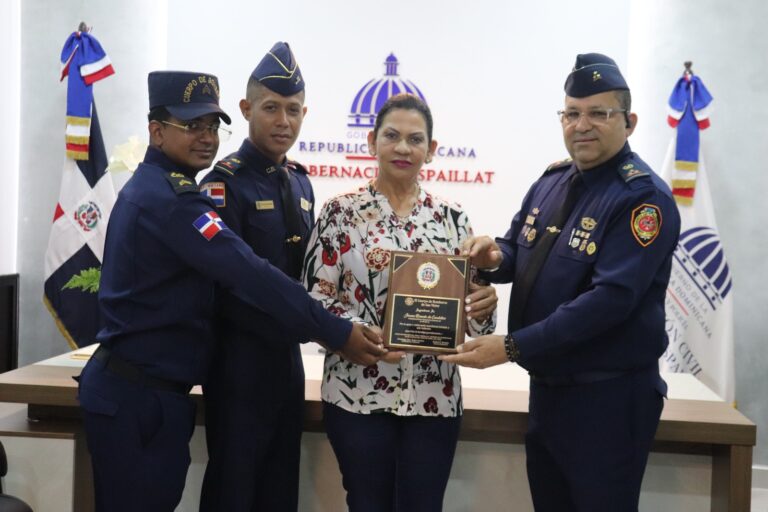 Gobernadora de Espaillat recibe reconocimiento de bomberos de San Víctor por aportes a la institución