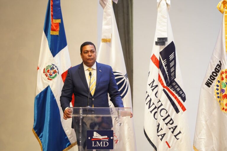 Liga Municipal entrega recursos para adquisición de camiones compactadores