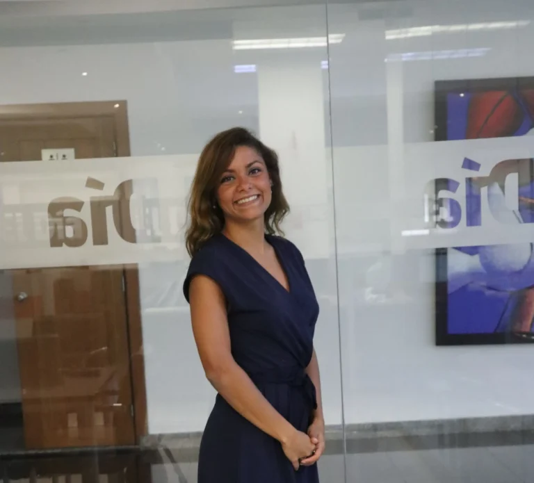 Natalie Ruiz, la surfista y precandidata a directora distrital que pretende montarse en «la ola del cambio» en Cabarete