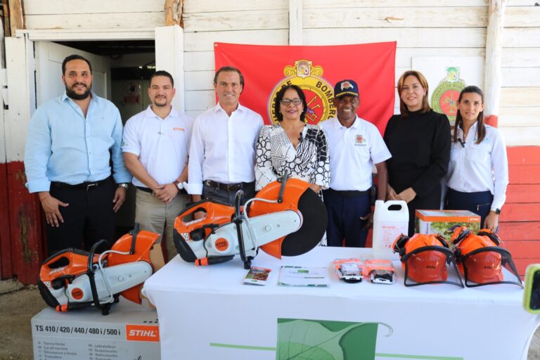 United Gas dona equipos de salvamentos al Cuerpo de Bomberos de la zona Norte del país