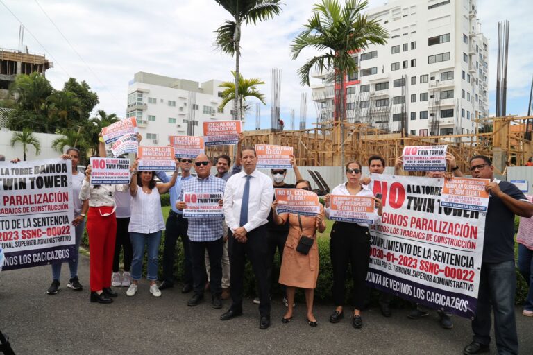 Vecinos de Los Cacicazgos exigen cumplimiento sentencias ordenan paralización de obras ilegales en sector