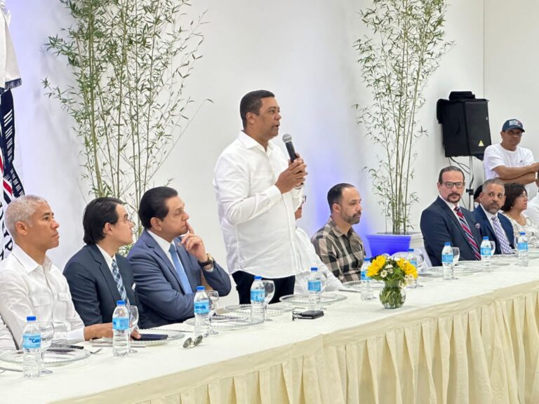 Salud Pública entrega en Santiago medicamentos para pacientes diabéticos y con cáncer