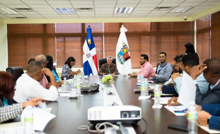 Alcalde Manuel Jiménez acuerda con partidos evitar colocar propaganda en espacios públicos de SDE