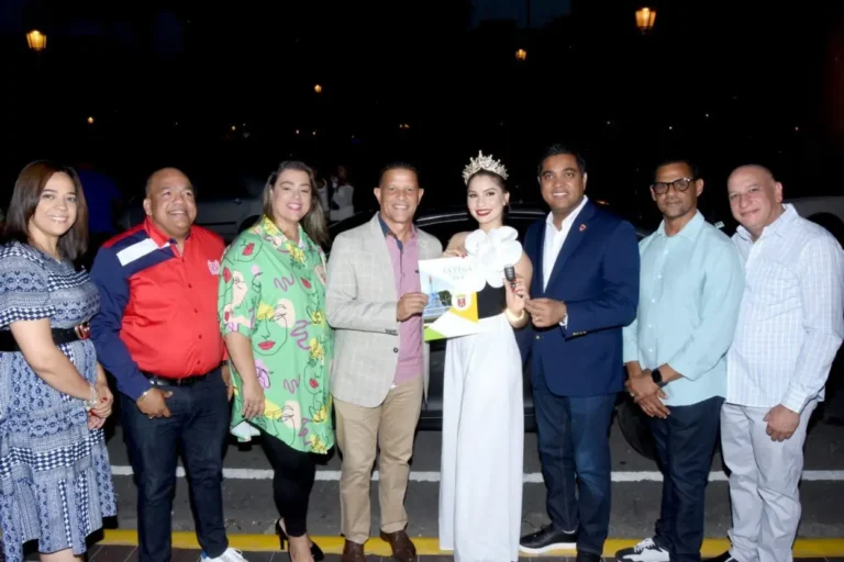 Alcalde Kelvin Cruz entrega premios por RD$2 millones a las reinas del Carnaval Vegano 2023