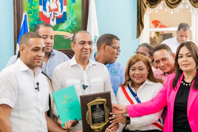 Concejo de regidores del ayuntamiento de SPM reconoce al ministro de Obras Públicas