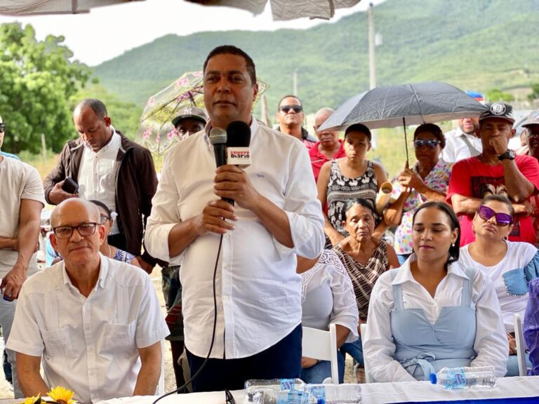 Autoridades se comprometen a proteger familias amenazadas de desalojo en Villa González