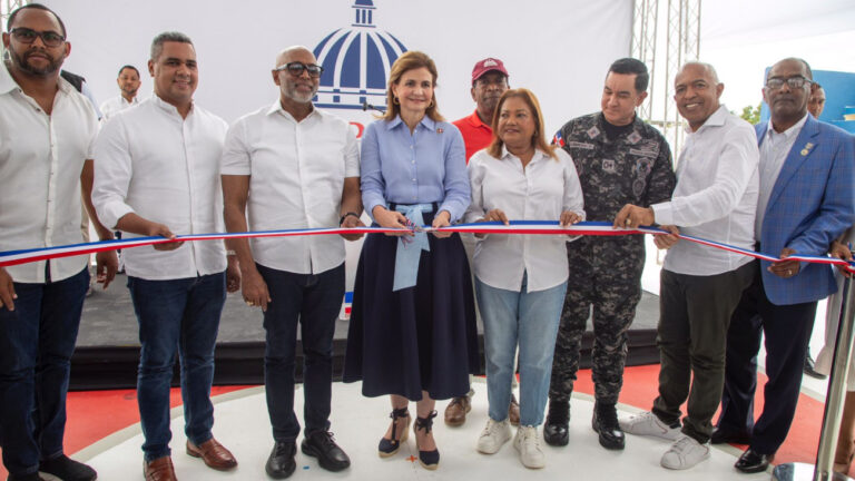 Vicepresidenta Raquel Peña inaugura Centro Tecnológico La Moneda, un destacamento policial y una cancha de baloncesto y voleibol en Los Tres Brazos