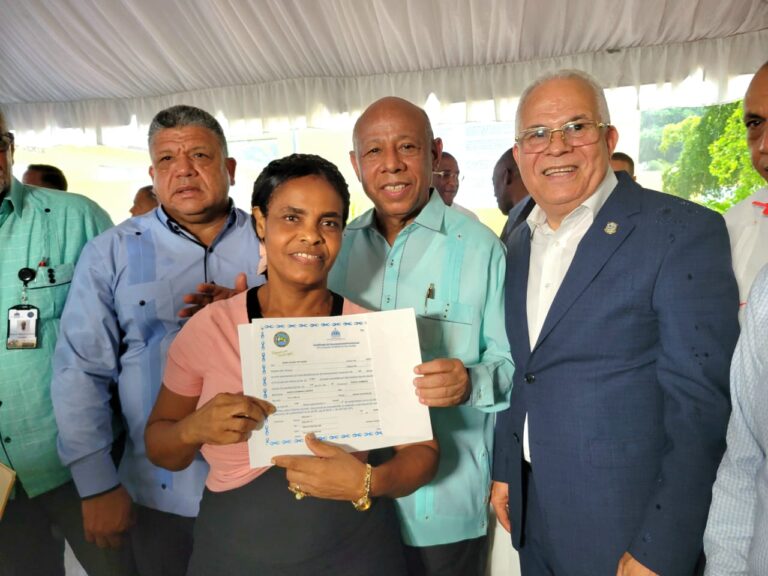 Gobierno entrega 138 títulos provisionales en Haras Nacionales