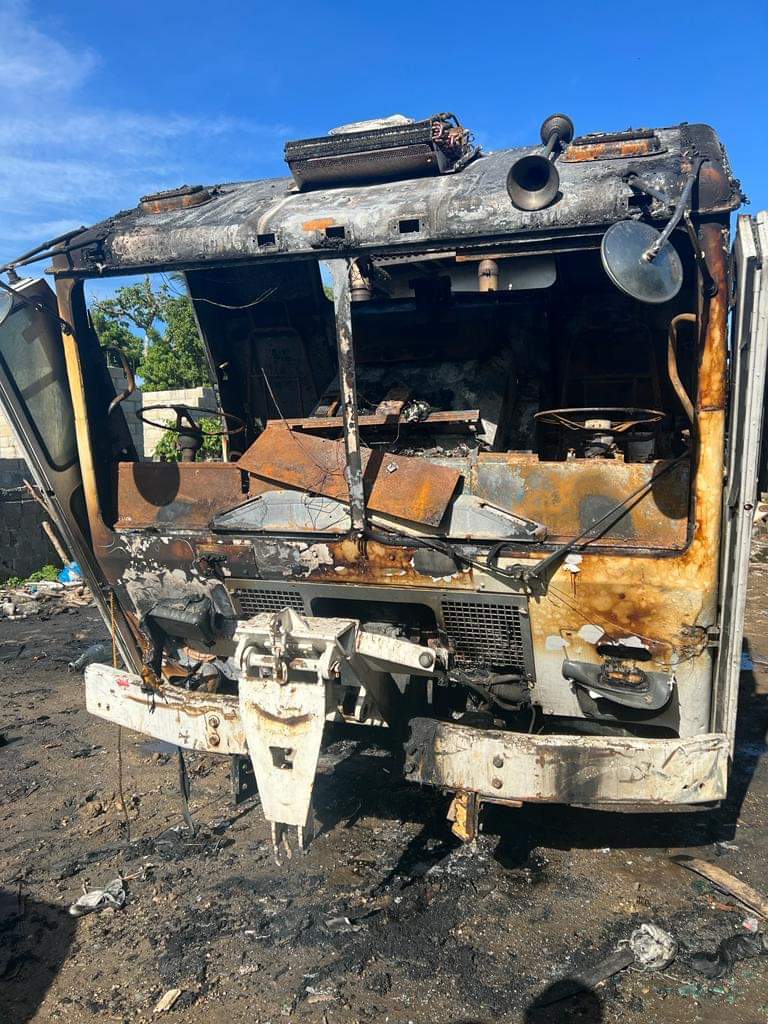 Alcalde Marcial Reyes denuncia desaprensivos quemaron camiones de basura en La Caleta