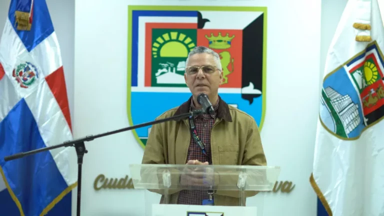 Alcalde SDE muestra estatua y tanque de guerra del coronel Fernández Domínguez