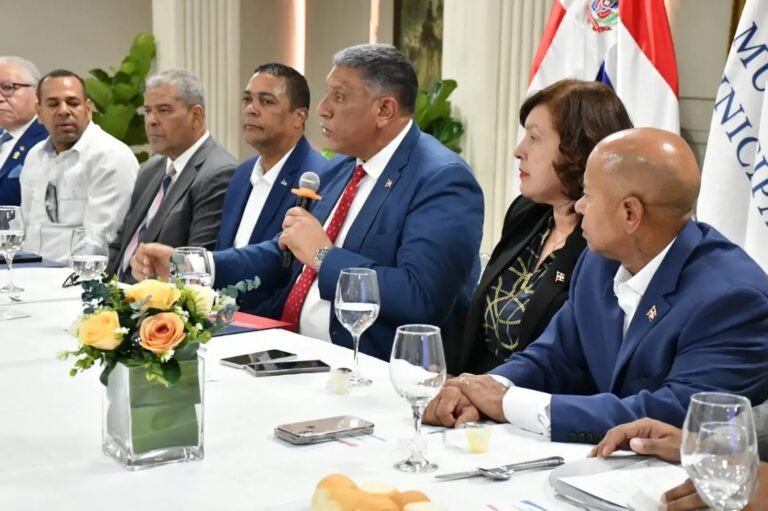 Gobierno elaborará plan para tecnificar bomberos; establecerá salarios y seguro de salud