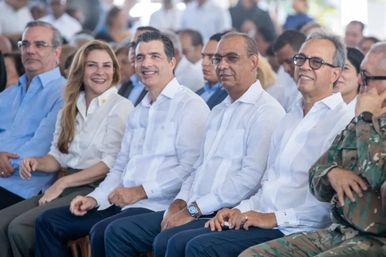 Luis Abinader deja inaugurado parque Velazcasas en Miramar