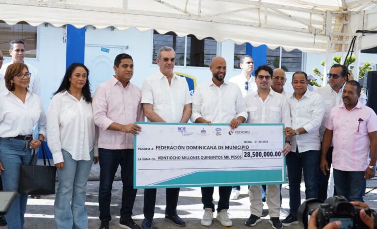 BCEI dona US$500 mil a Fedomu para apoyar víctimas de tormenta Franklin en Nagua