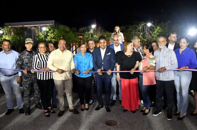 Alcalde Kelvin Cruz embellece centro histórico de La Vega