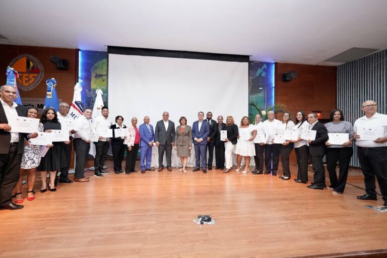 Liga Municipal entrega certificados más de 250 funcionarios participaron en Programa de Formación Municipal con UE