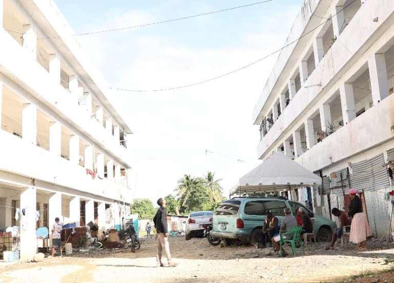 Se refugian en escuela en total hacinamiento y sin servicios