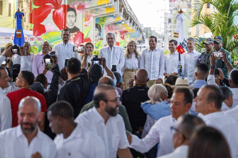 Abinader y Carolina Mejía entregan la remodelada calle París por RD$309 millones