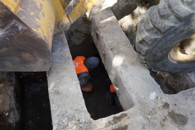 Recuperan enorme drenaje pluvial oculto por capa de asfalto en la Isabel Aguiar