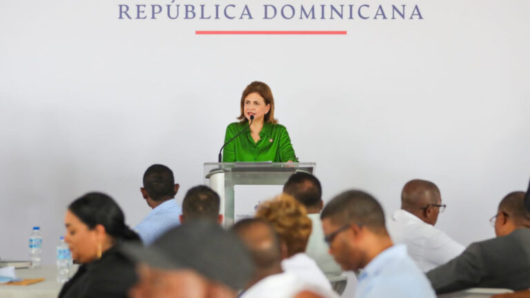 Vicepresidenta Raquel Peña comparte almuerzo navideño con moradores de Villa Mella y La Victoria