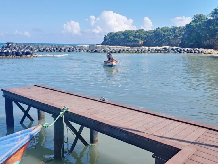 Indrhi retira de sedimentos dónde se construye el muelle de pescadores en Cabrera