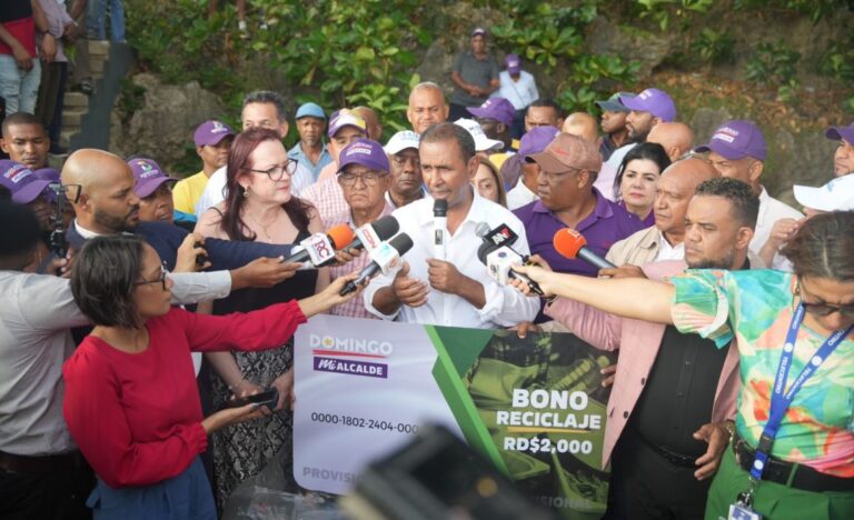 Domingo Contreras presenta programa Santo Domingo sin plástico