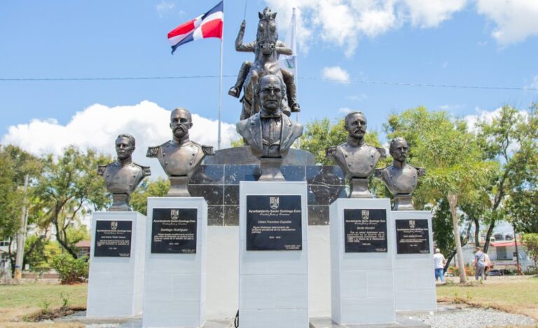 Ayuntamiento SDE develiza monumento en honor a héroes de la Restauración