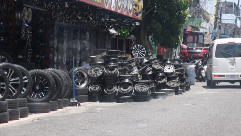 Aceras son ocupadas por «dealers» y talleres