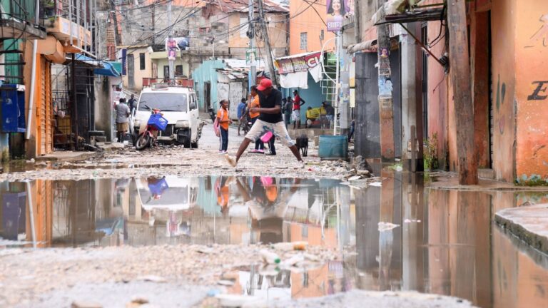 “Esperando que el agua suba para correr”; afirma la gente ante las lluvias que inundan Santo Domingo