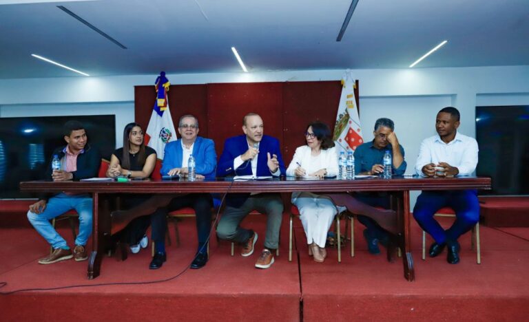 Ulises Rodríguez realiza encuentro con Federación de Juntas de Vecinos de Santiago