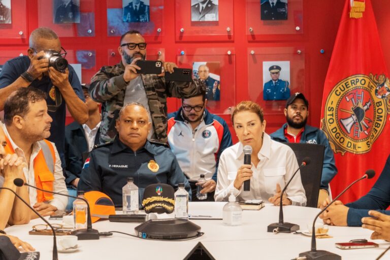 Carolina Mejía instruye acciones operativas ante el paso del huracán Beryl