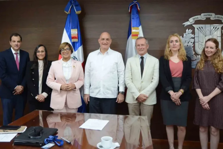 Ministerio de Economía recibe a representante en el país de Agencia Francesa de Desarrollo