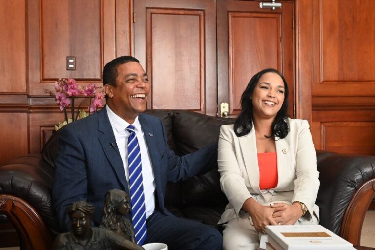 Los D’Aza: un relevo político lleno de orgullo mutuo