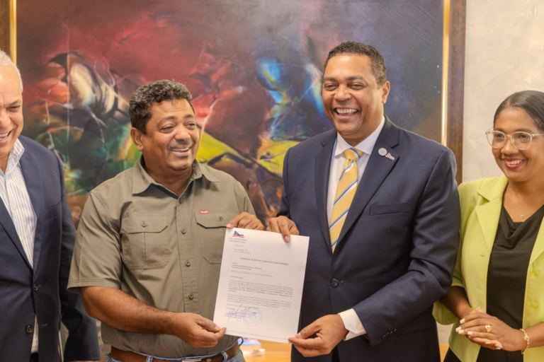 LMD informa la entrega de RD$30.6 millones al alcalde de Los Alcarrizos para aceras y contenes