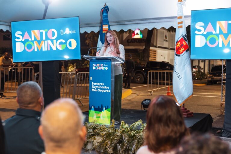 Carolina Mejía continúa programa Sectores Iluminados Más Seguros con entrega de 202 luminarias en Serrallés