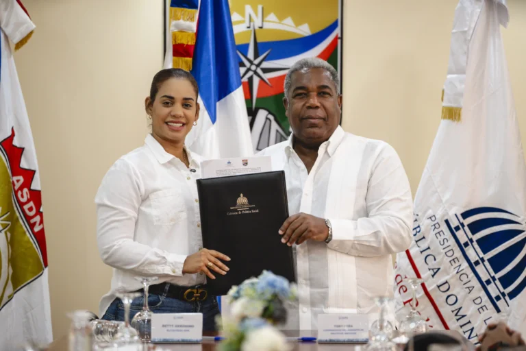 Gobierno y Ayuntamiento de Santo Domingo Norte firman acuerdo para ampliar el Programa Oportunidad 14-24