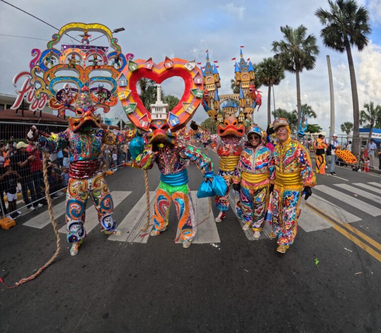 Ulises Rodríguez felicita comparsa de Santiago ganadora del Desfile Nacional de Carnaval 2025