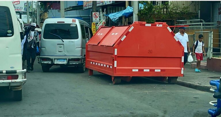 Dío Astacio dice tiene autonomía para colocar contenedores en las calles