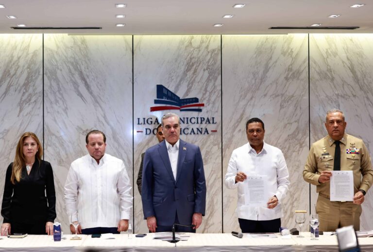 Migración y los gobiernos municipales firman un convenio para fortalecer las deportaciones