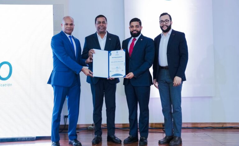 Reconocen a Welinton Grullón por destacada contribución en Formación Integral de la Municipalidad