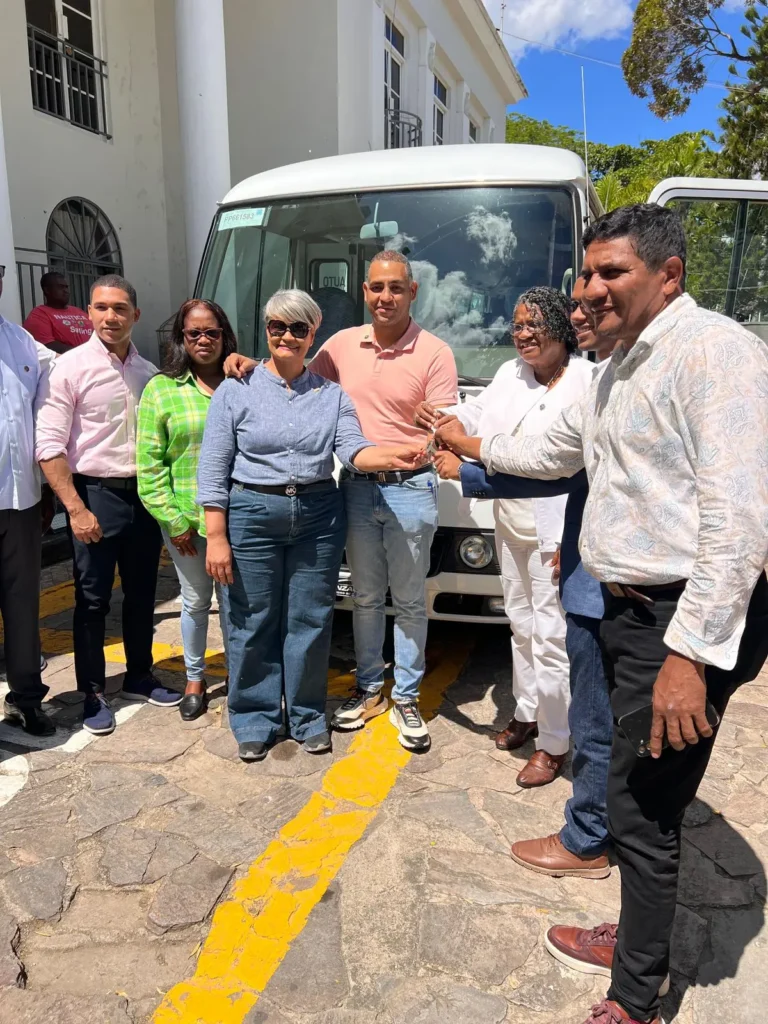 El Ayuntamiento entregó un moderno autobús a los estudiantes de la UASD recinto SPM