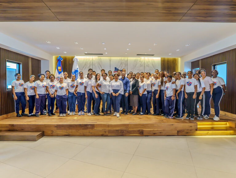 Estudiantes del Politécnico Manuel Aurelio Tavárez Justo conocen funcionamiento de la Liga Municipal Dominicana