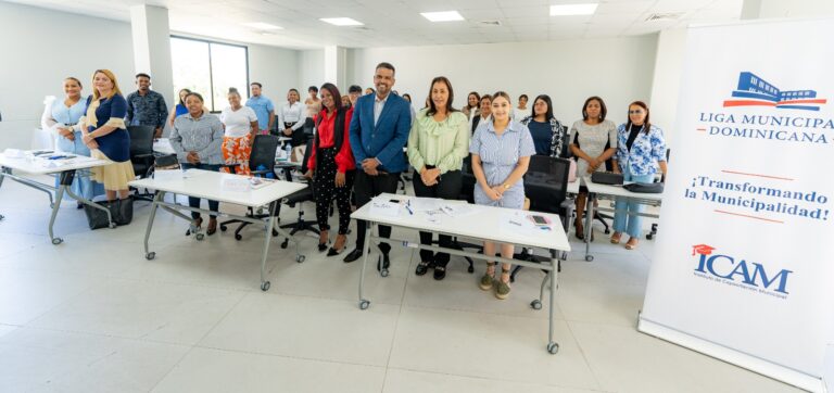 Liga Municipal Dominicana imparte el curso «Técnicas de Oratoria Profesional» para potenciar la comunicación efectiva entre mujeres municipalitas